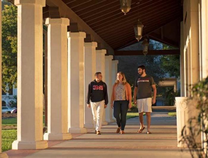 学生们在圣玛丽大学校园散步